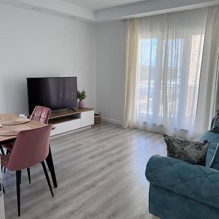 Cosmopolis Bliss: Your Home Away From Home Stefanestii de Jos Экстерьер фото